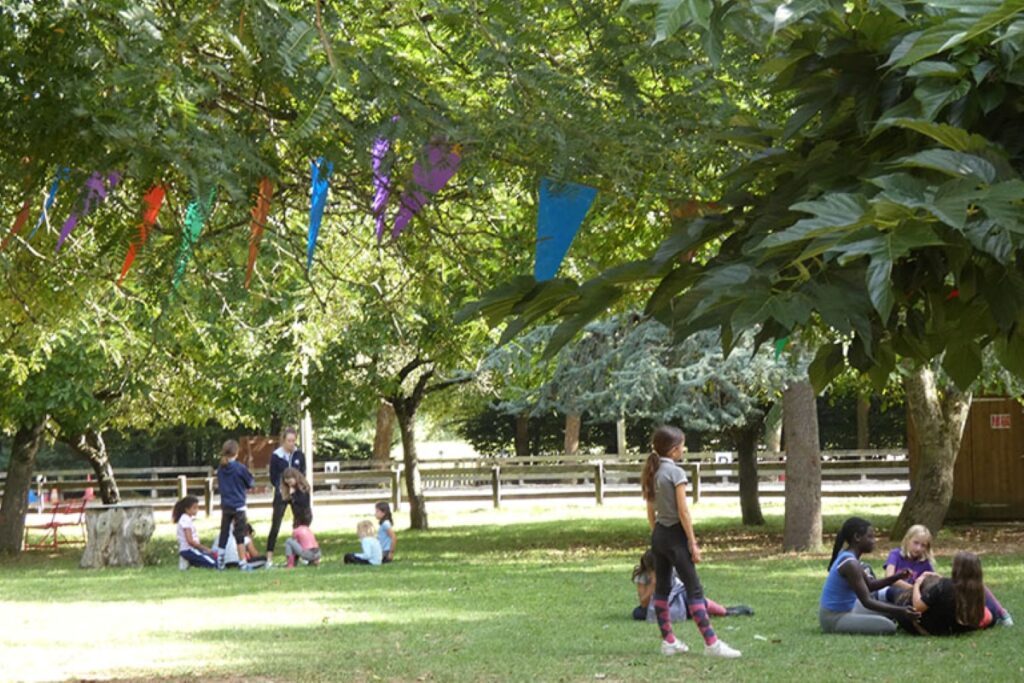 Enfants se reposant sur la pelouse du centre équestre