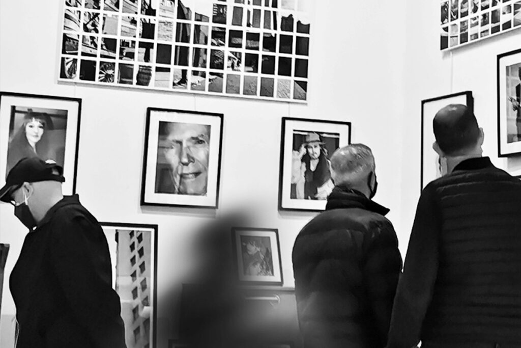 Spectateurs devant portraits en photographies