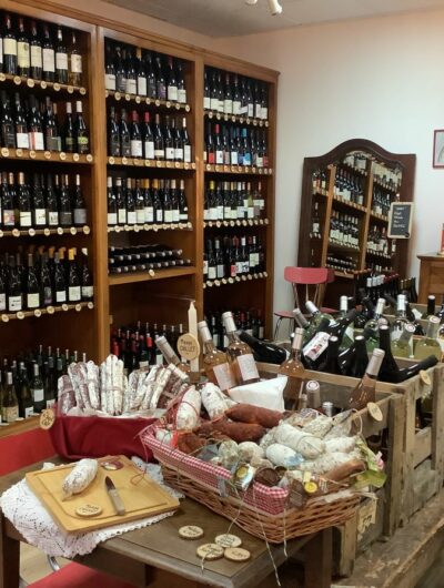 Intérieur de l'épicerie fine avec vins et charcuterie