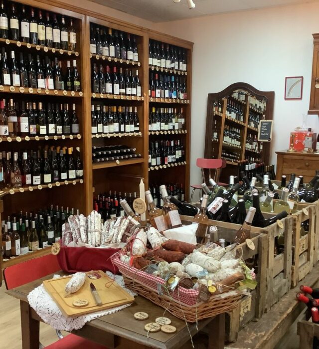 Intérieur de l'épicerie fine avec vins et charcuterie
