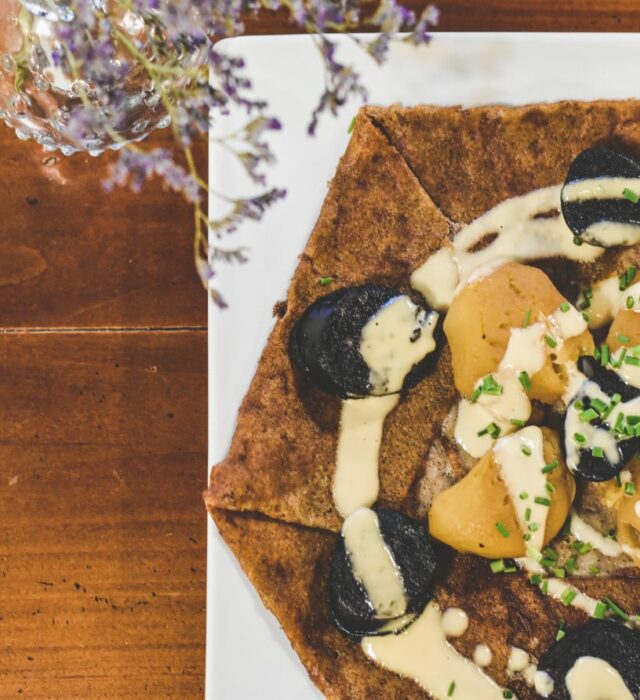 Galette sur une assiette blanche