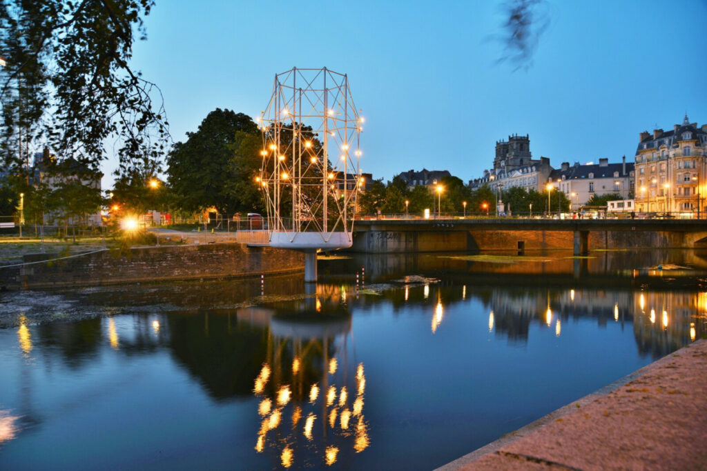 Le belvédère des frères Bouroullec vu depuis le quai de la Prévalaye