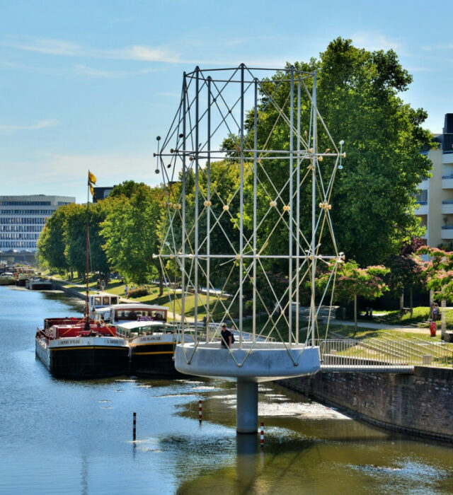 Le Belvédère Bouroullec vu depuis le Pont de Bretagne. On retrouve le quai Saint-Cyr et le Mabilay en arrière-plan.