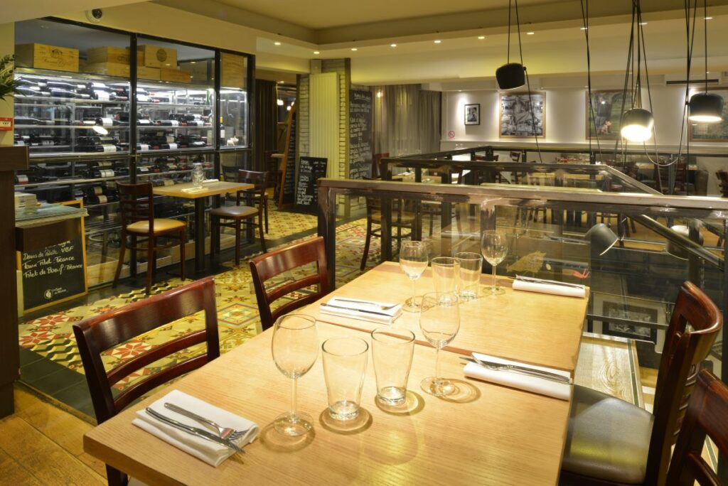 Salle de restaurant et vitrine avec bouteilles de vin