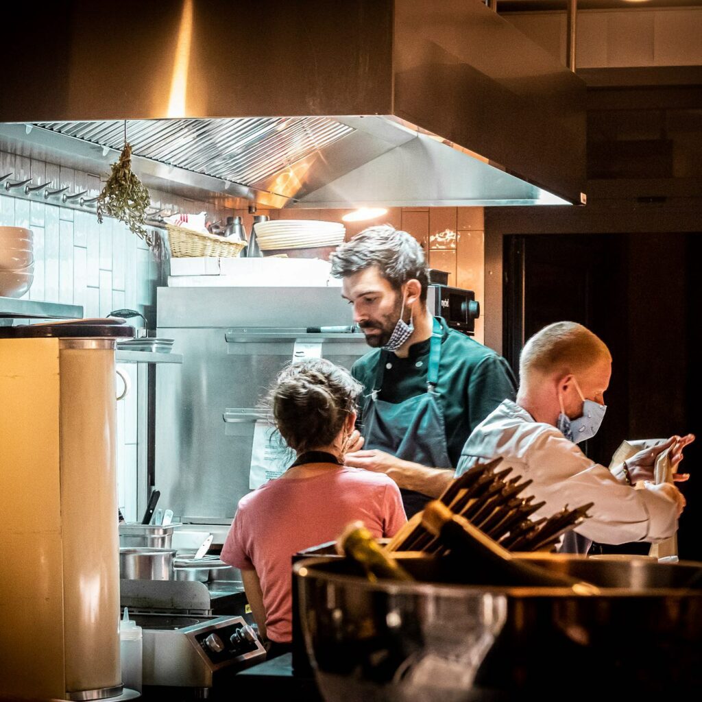 Cuisiniers aux fourneaux