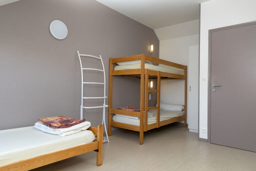 Chambre avec un lit simple et un lit superposé