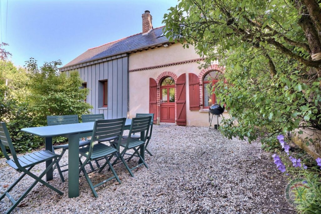 Terrasse, table, chaises et barbecue