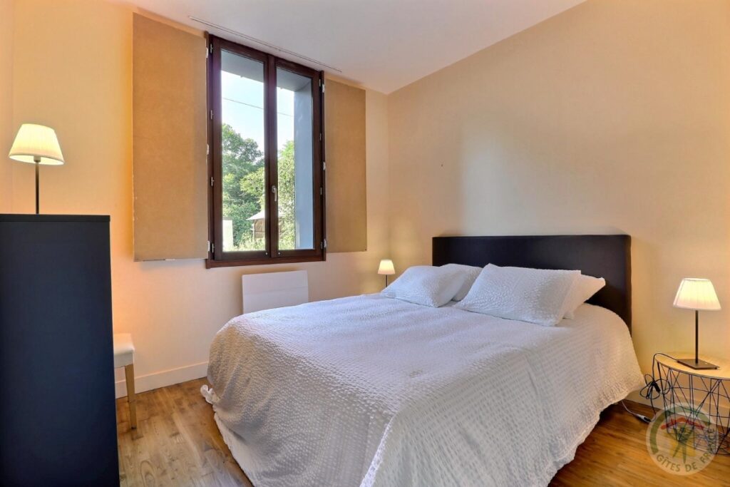 Chambre avec lit-double