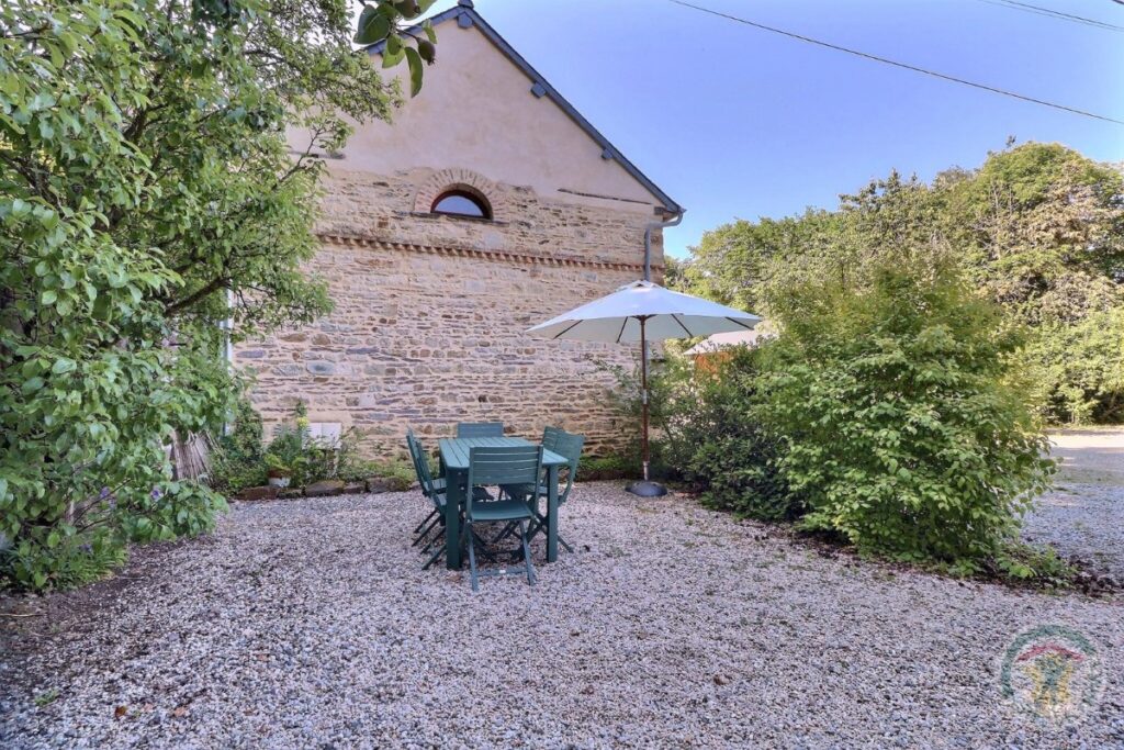 Terrasse, table, chaises et parasol