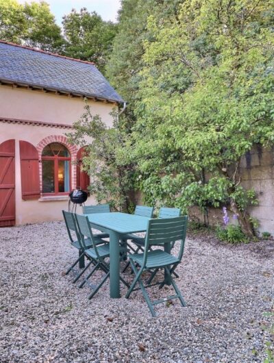 Terrasse, table, chaises et barbecue