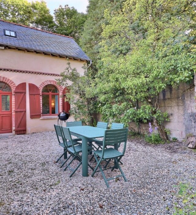 Terrasse, table, chaises et barbecue