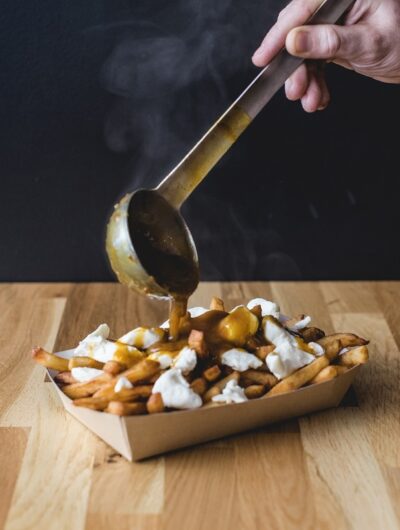 Sauce versée sur une poutine