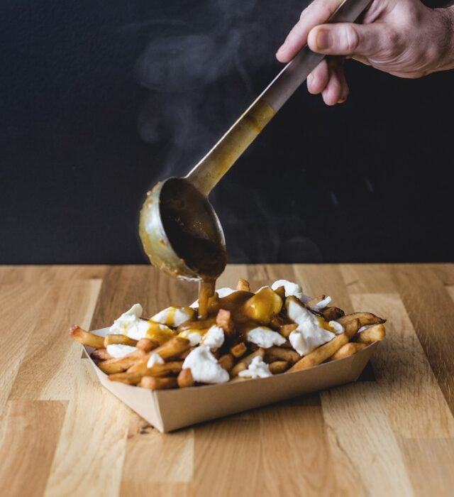 Sauce versée sur une poutine