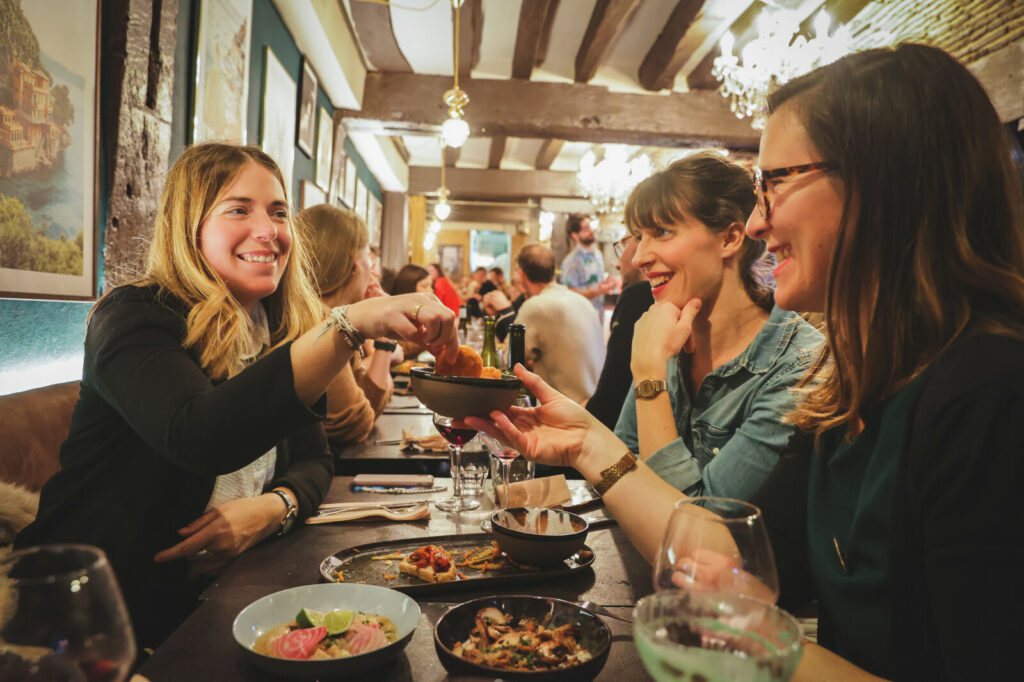 Clientes dégustant des tapas