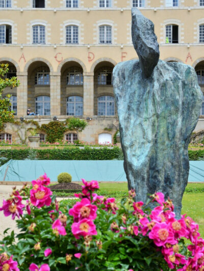 Statue "Le Magicien" dans le jardin Saint-Georges. On aperçoit le palais Saint-Georges en arrière-plan.