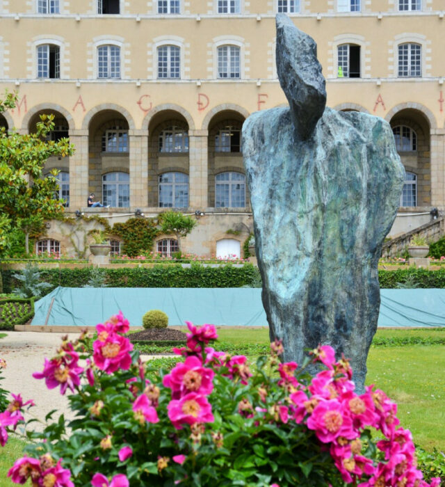 Statue "Le Magicien" dans le jardin Saint-Georges. On aperçoit le palais Saint-Georges en arrière-plan.