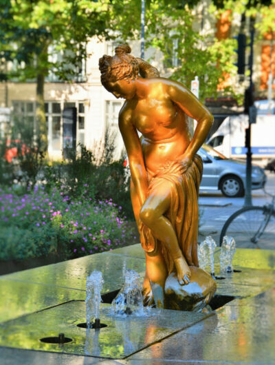 Statue de la baigneuse de couleur orange sur la Place de Bretagne