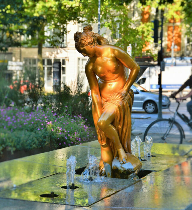 Statue de la baigneuse de couleur orange sur la Place de Bretagne