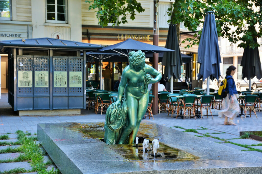 Statue de la baigneuse de couleur verte sur la Place de Bretagne