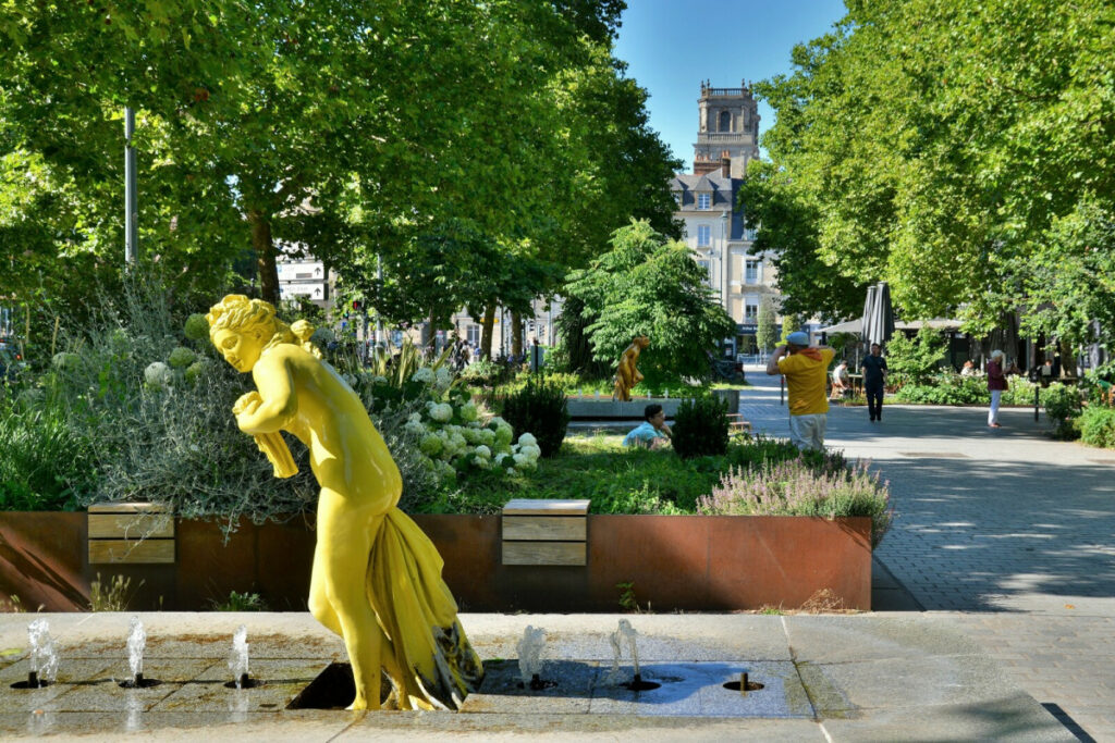 Statue de la baigneuse de couleur jaune sur la Place de Bretagne