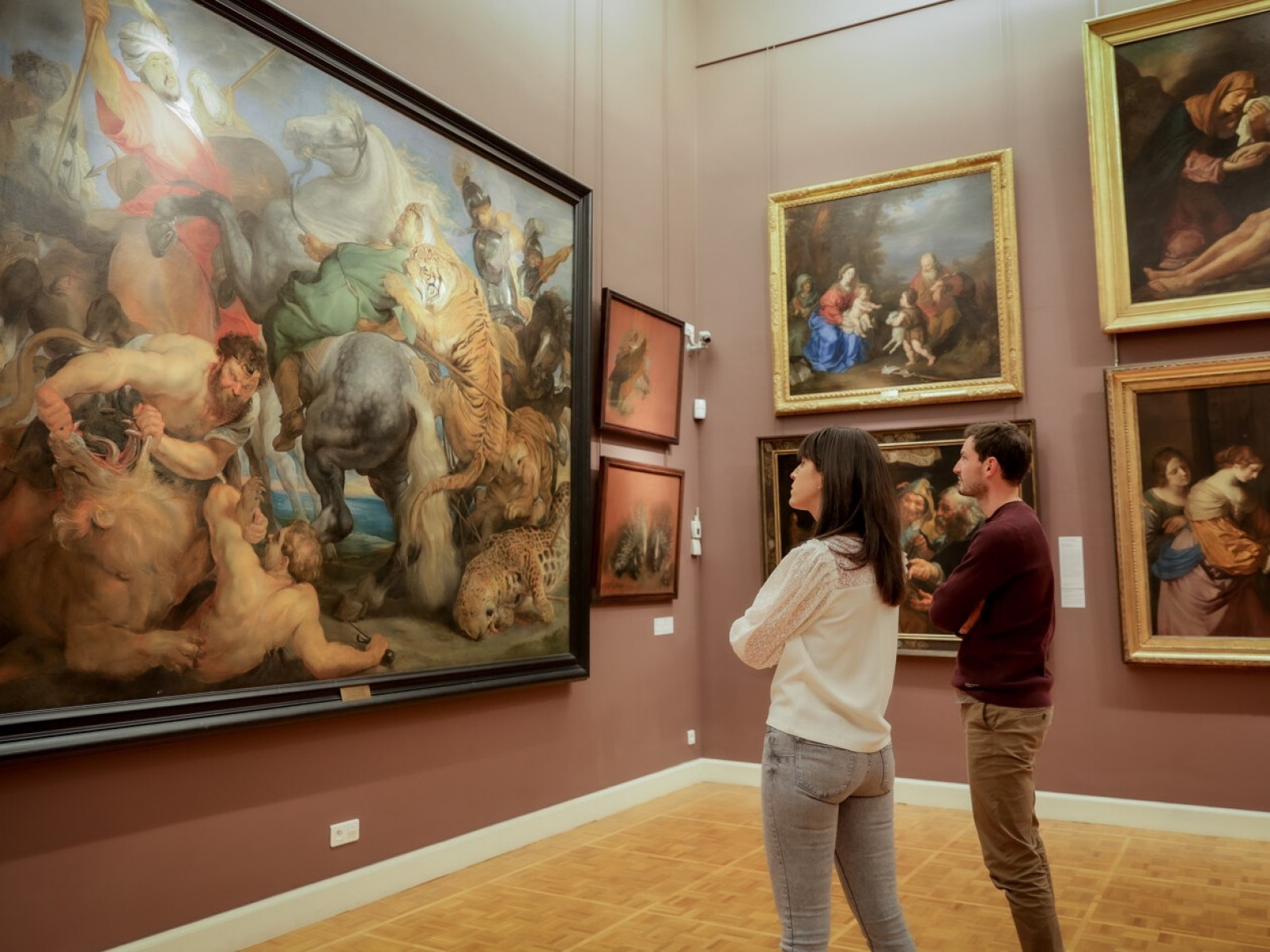 Deux visiteurs regardant le tableau La Chasse au Tigres de Rubens au Musée des Beaux-arts de Rennes.