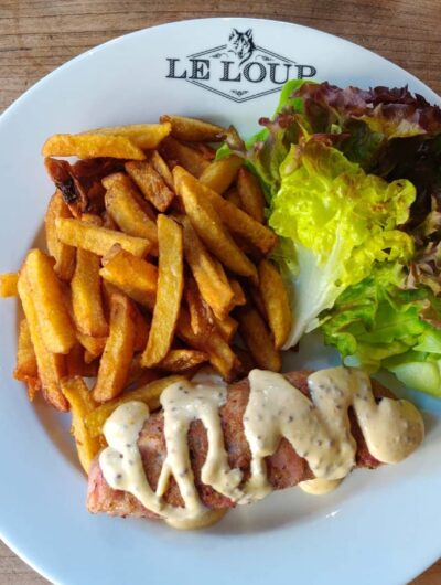 Assiette de viande, frites et salade