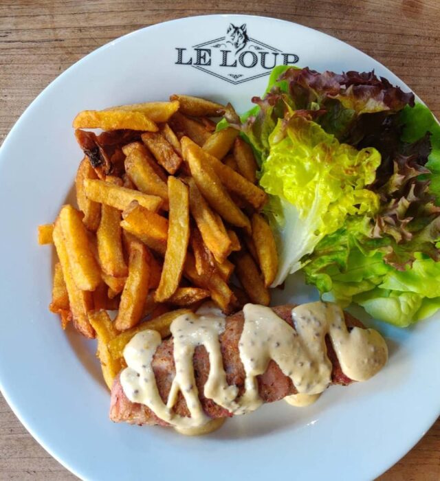 Assiette de viande, frites et salade