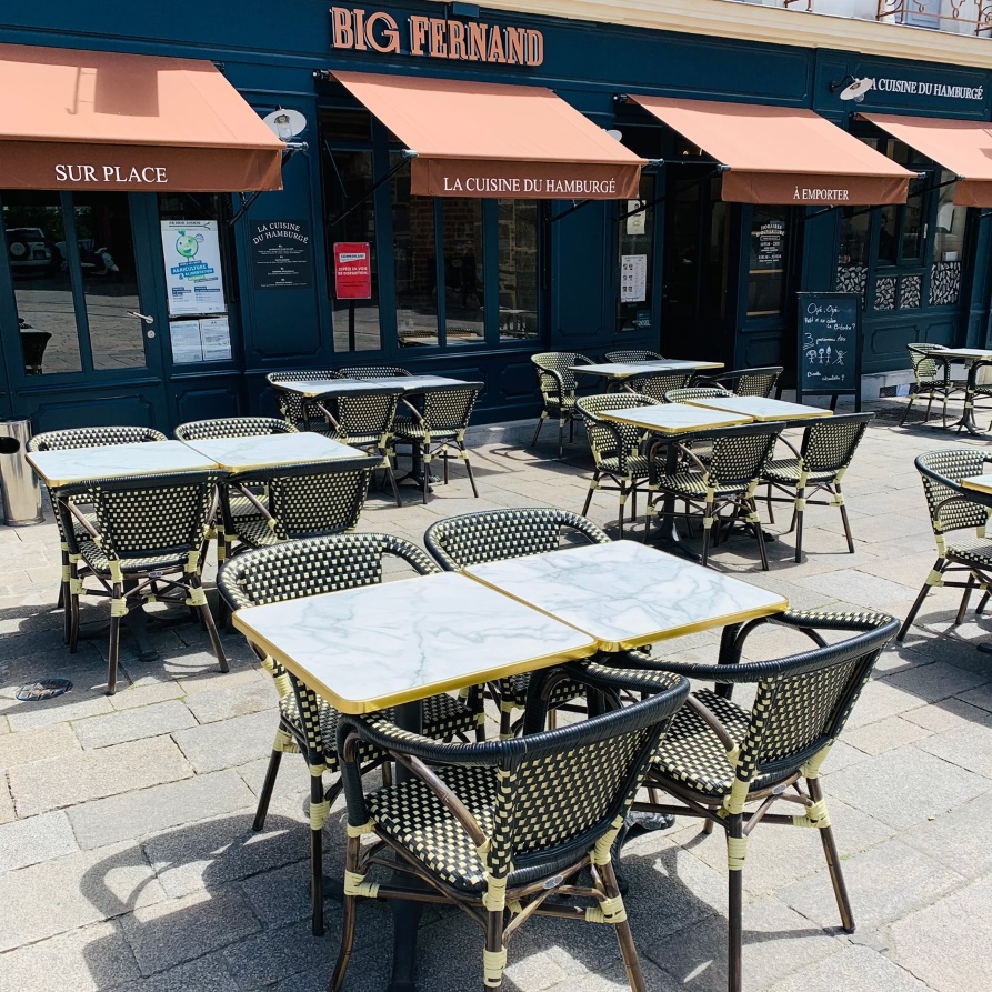 Tables et chaises en terrasse