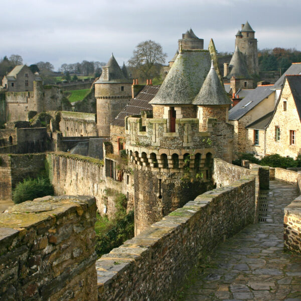 Chemin de ronde du château de Fougères