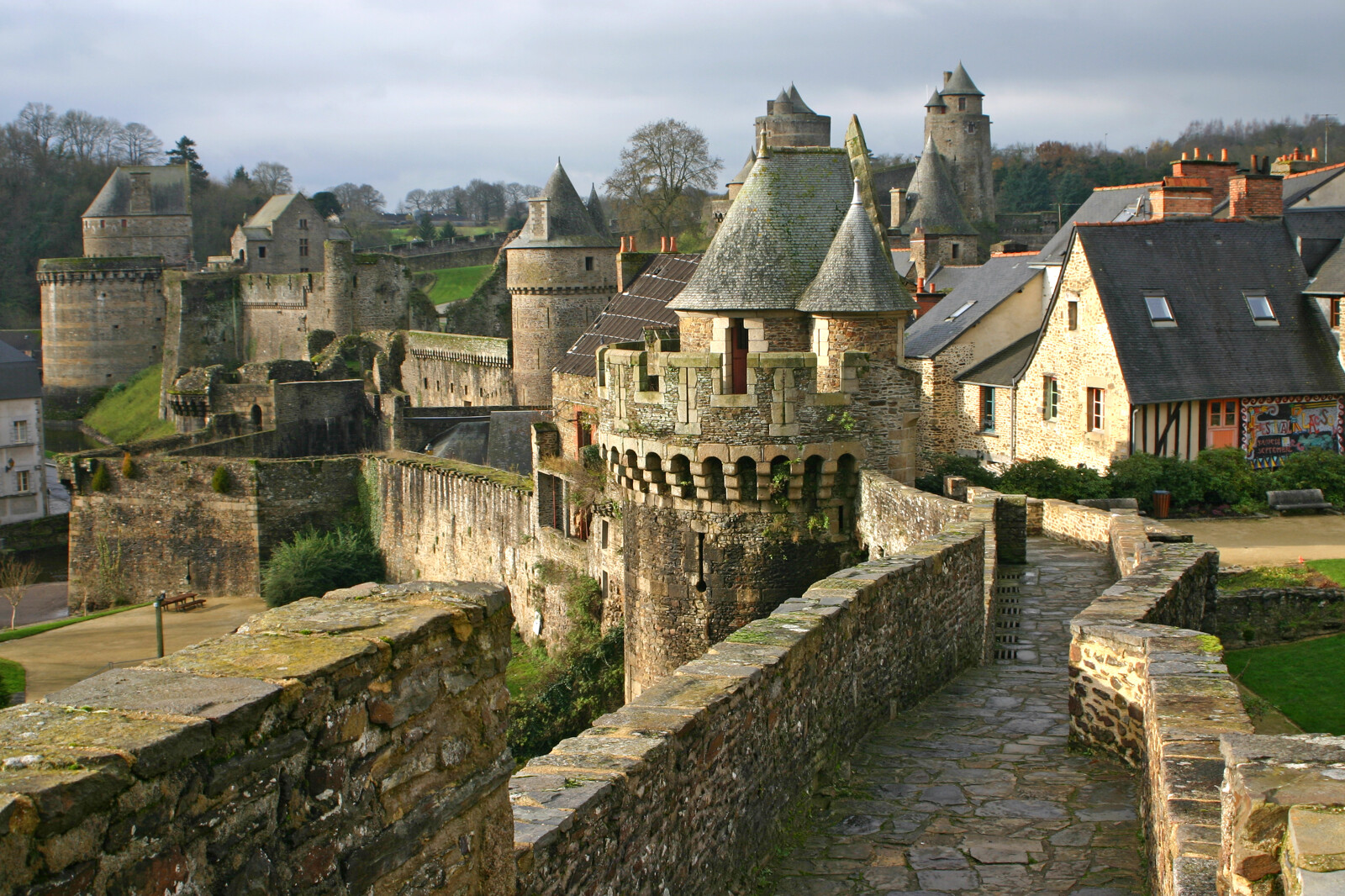 Chemin de ronde du château de Fougères