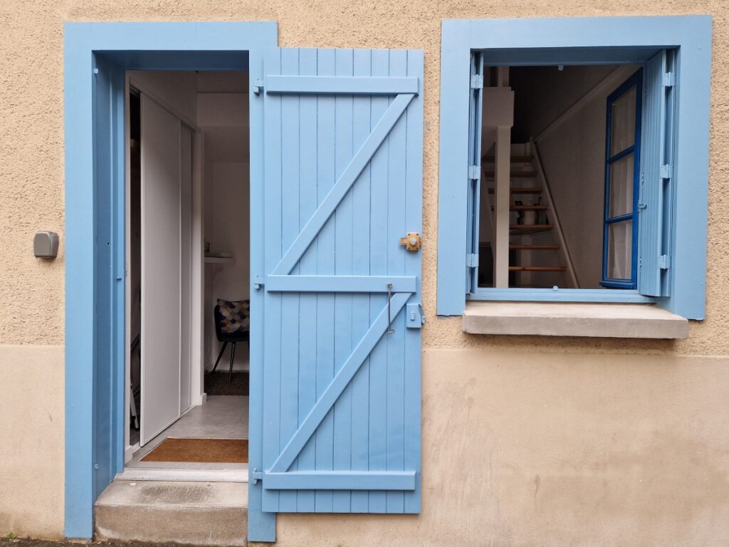 Façade avec ses volets bleus