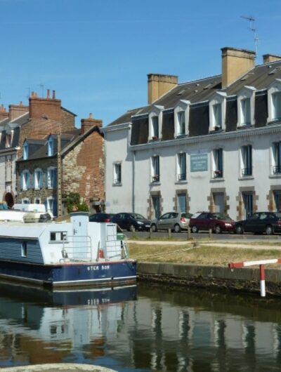 Auberge de jeunesse devant canal