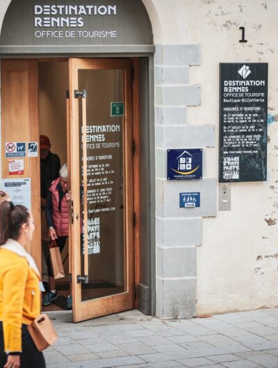 L'entrée de l'Office de tourisme au 1 rue Saint-Malo