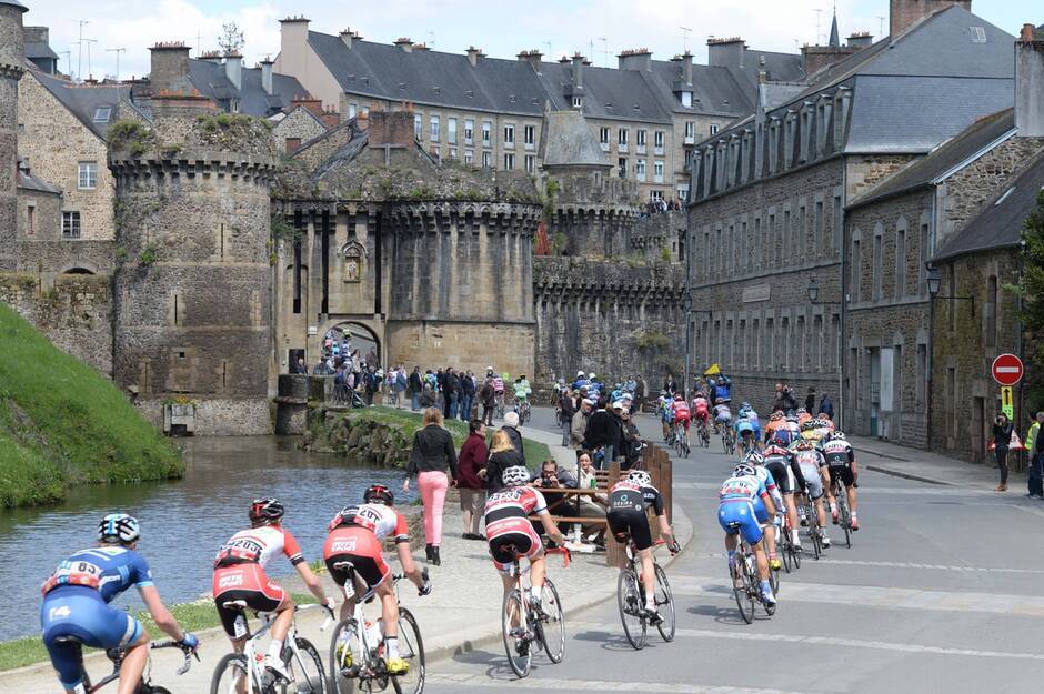 Image d'archives d'une course cycliste passant devant le château de Fougères