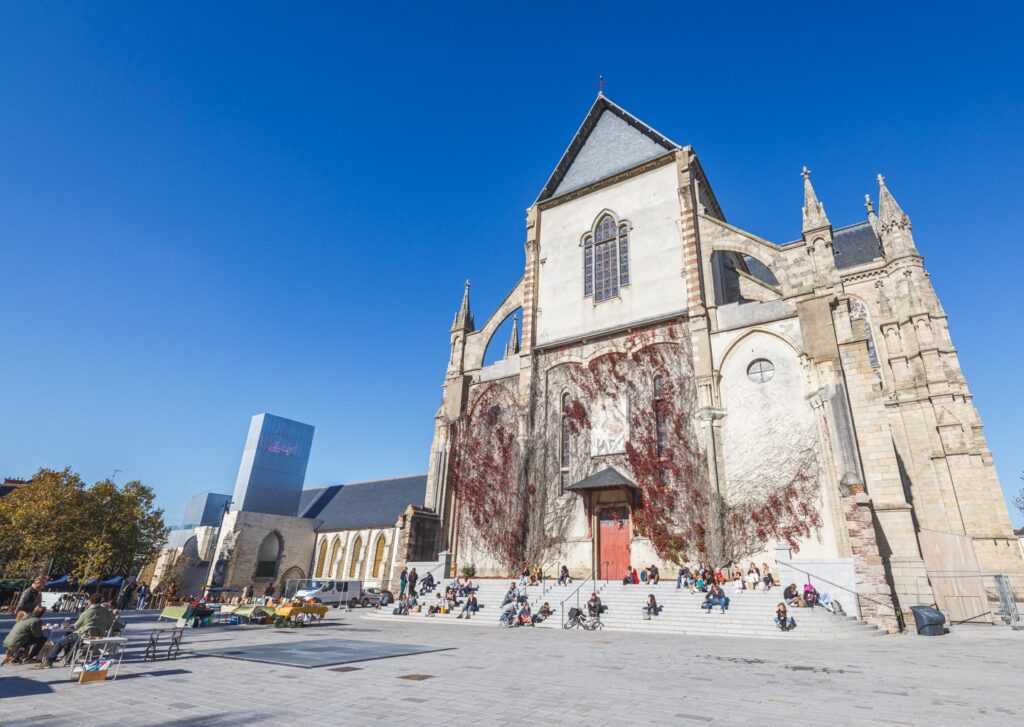 La basilique Saint-Aubin sur la place Sainte-Anne