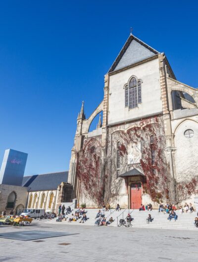 La basilique Saint-Aubin sur la place Sainte-Anne