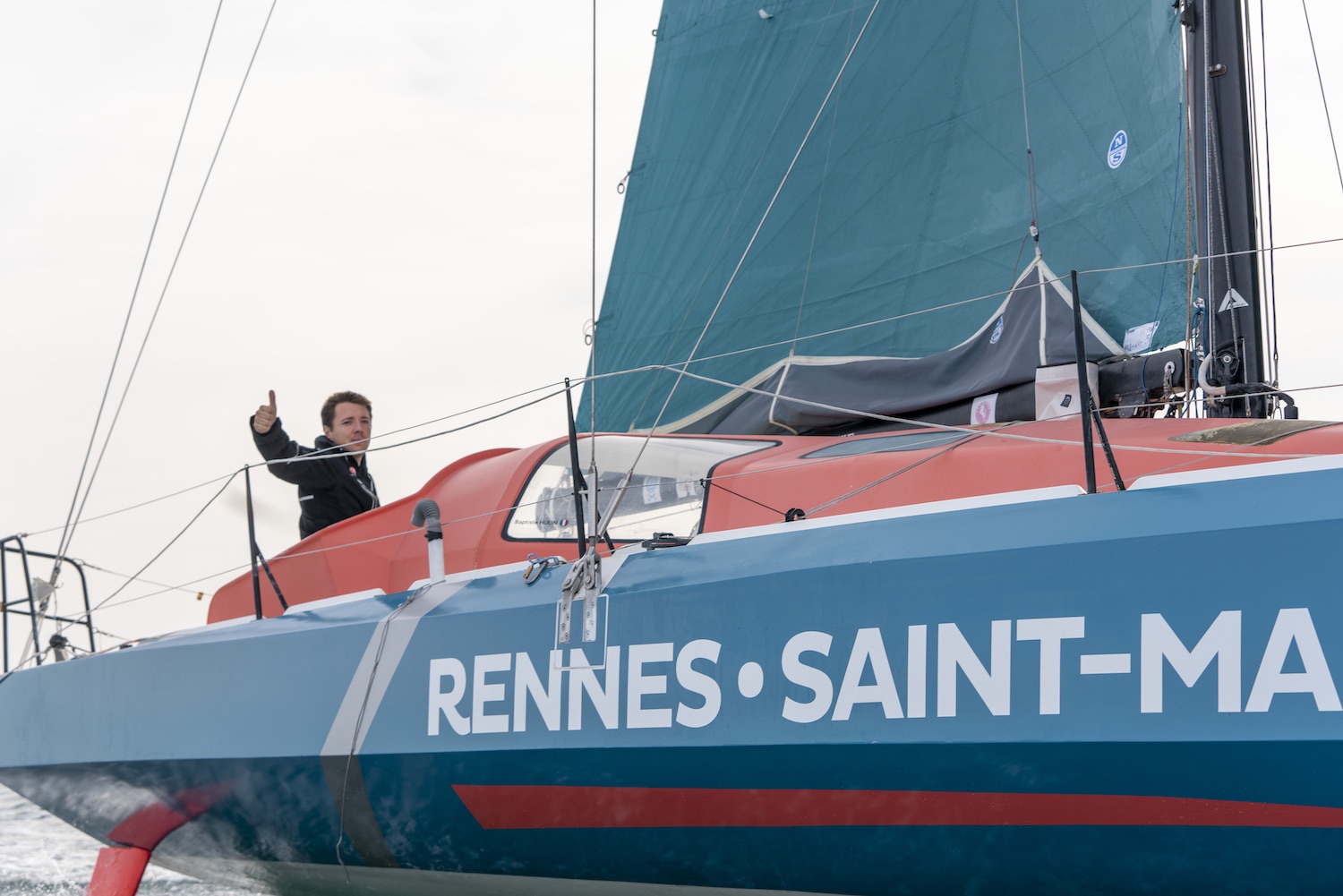 Le skipper Baptiste Hulin à la barre du  Class40 Rennes Saint-Malo