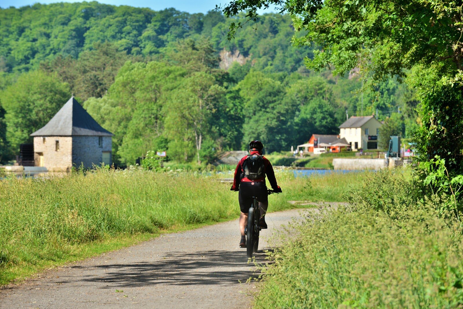 Vététiste sur le chemin de halage devant le Moulin du Boël