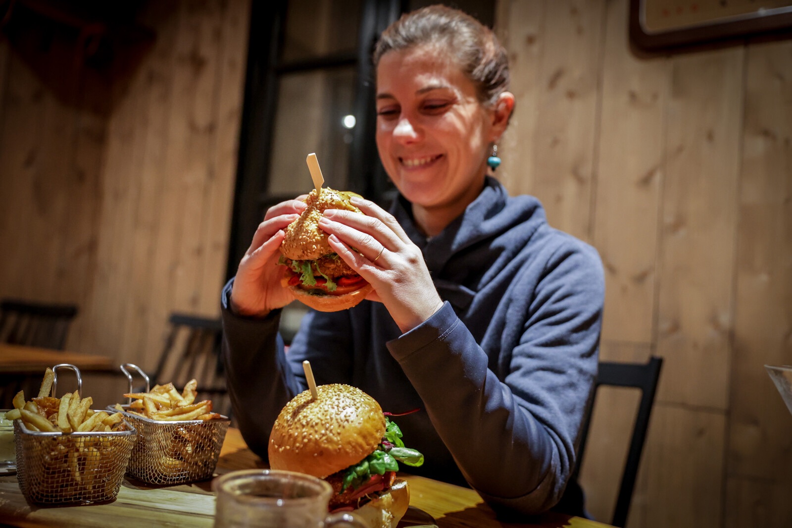 Dégustation d'un burger végé dans le bar Avalon à Rennes