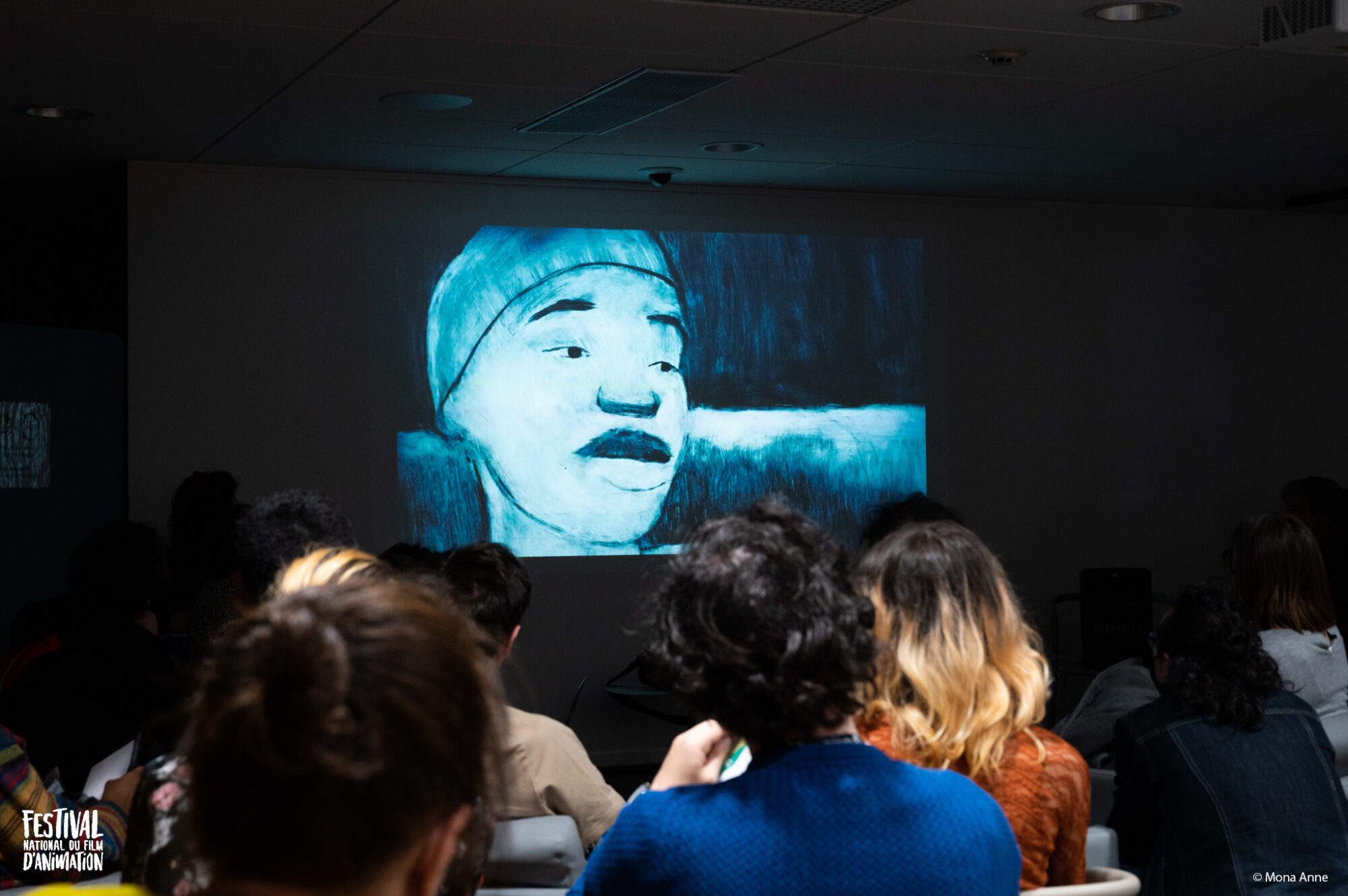 Spectateurs devant un film d'animation.