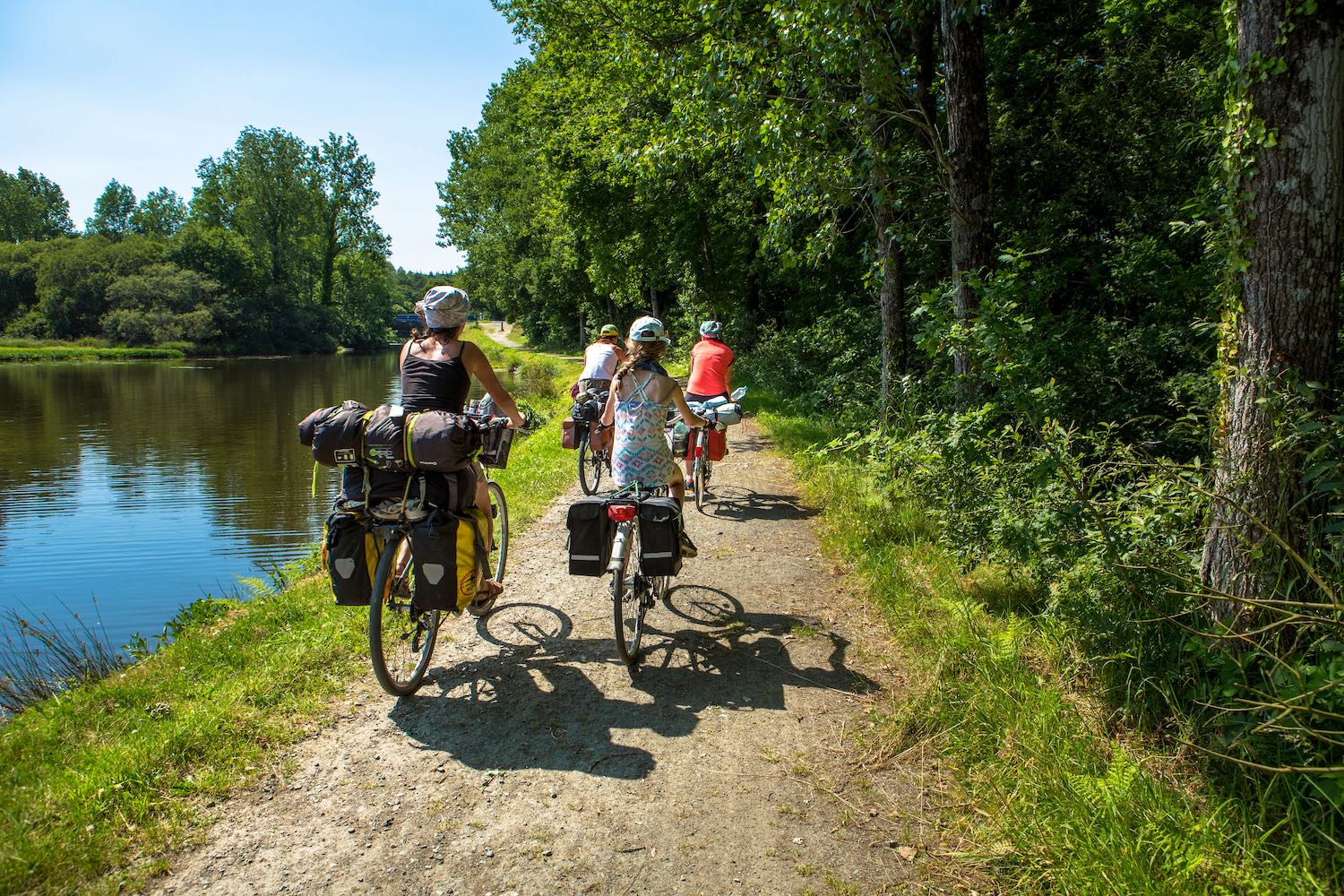 Balade en famille à vélo le long des canaux en Bretagne