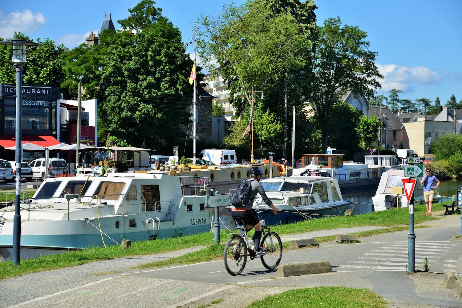 L'auberge de jeunesse est située le long de la voie verte face aux péniches