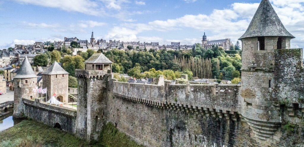 Le château de Fougères depuis un drone