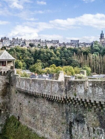 Le château de Fougères depuis un drone