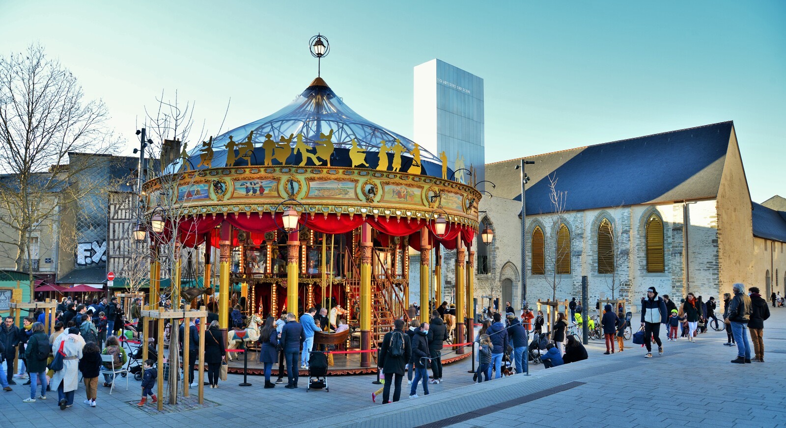 Sur la place Sainte-Anne, derrière le carrousel, le Couvent des Jacobins. 