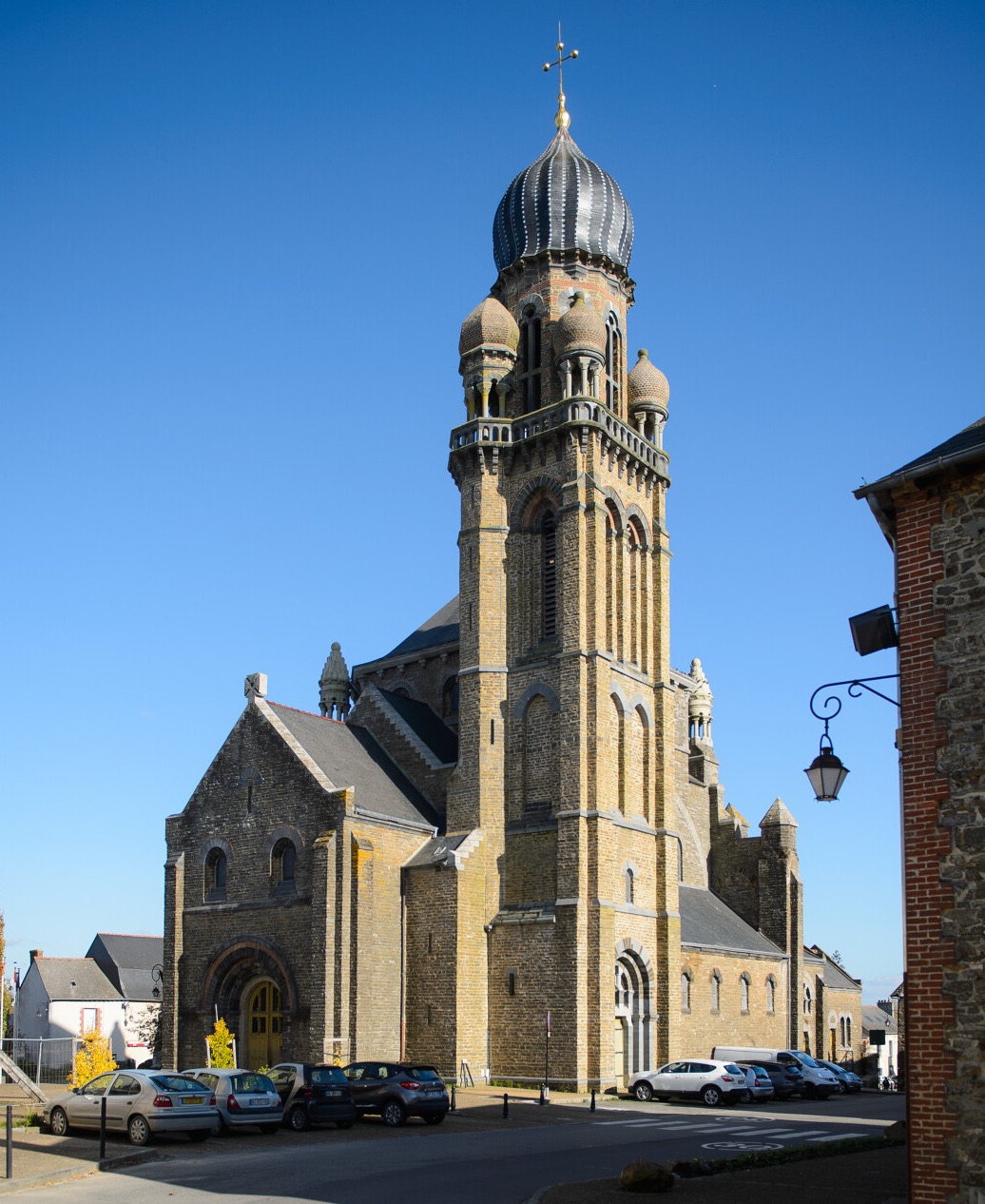 L'église de Corps-Nuds et son clocher de style byzantin