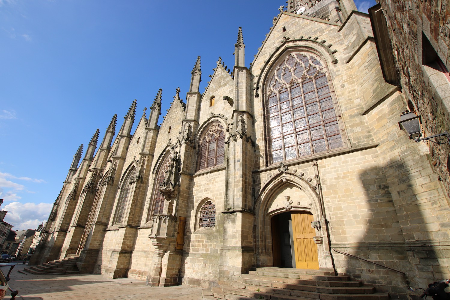 Façade de l'église Notre-Dame à Vitré en Bretagne