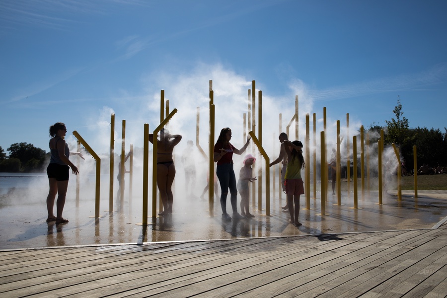 Brumisateur à la plage des étangs d'Apigné