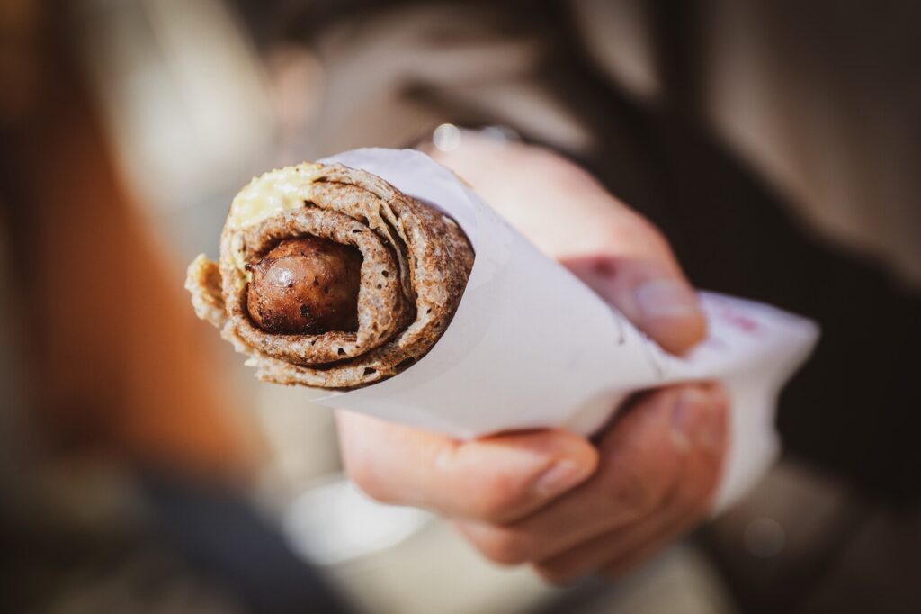 La galette saucisse est la spécialité rennaise par excellence