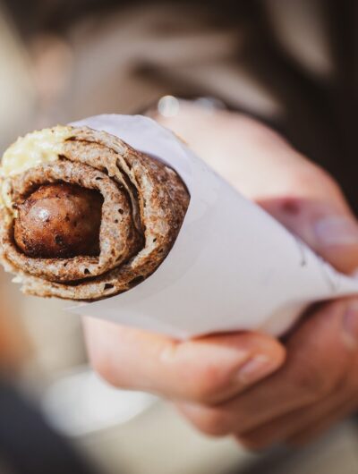 La galette saucisse est la spécialité rennaise par excellence